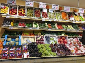 Vue sur l'étal de fruits et légumes frais